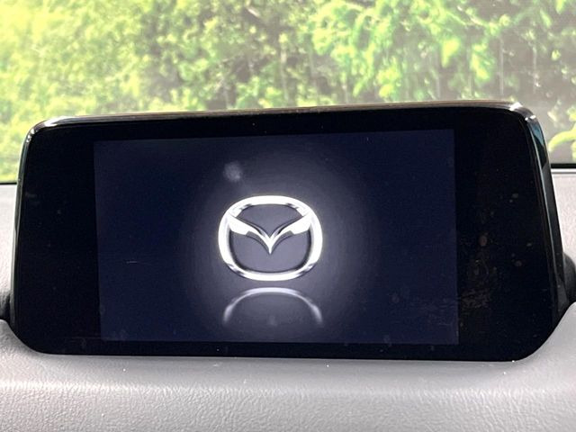 【マツダコネクトナビ】車内の雰囲気にマッチした一体型タイプのナビ。各種車輌設定やBluetooth再生等、様々な機能が楽しめます。直感的なダイヤル操作が可能で、使い勝手も良好です。