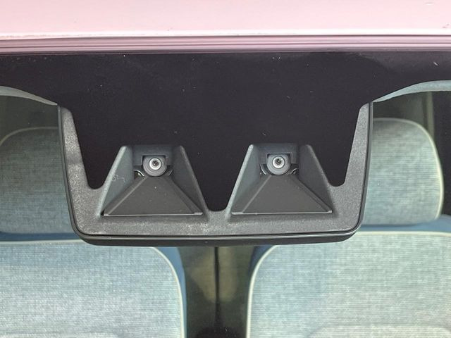 【スマートアシスト】走行中に前方の車両等を認識し、衝突しそうな時は警報とブレーキで衝突回避と被害軽減をアシスト。より安全にドライブをお楽しみいただけます。