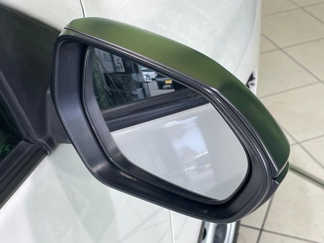 【電動格納ミラー】サイドミラーは電動格納式となっており、狭い駐車場でもキズがつくリスクを抑えられます。