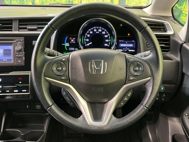 インテリアに合わせたデザインのステアリングは、運転される方のことも考え、運転しやすい形状、大きさです。是非一度、実際に触ってお確かめください。