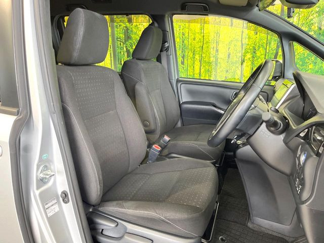 運転席シート廻りは使用感も少なく、良好な状態となっています。前オーナー様が丁寧に使っていたことがよくわかりますね。