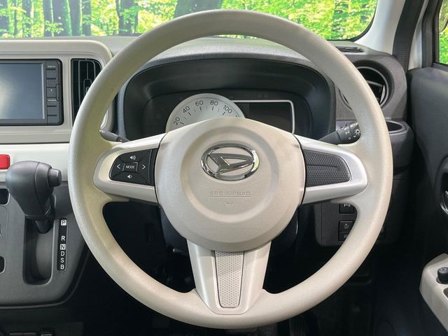 �C���e���A�ɍ��킹���f�U�C���̃X�e�A�����O�́A�^�]�������̂��Ƃ��l���A�^�]���₷���`��A�傫���ł��B�����x�A���ۂɐG���Ă��m���߂��������B
