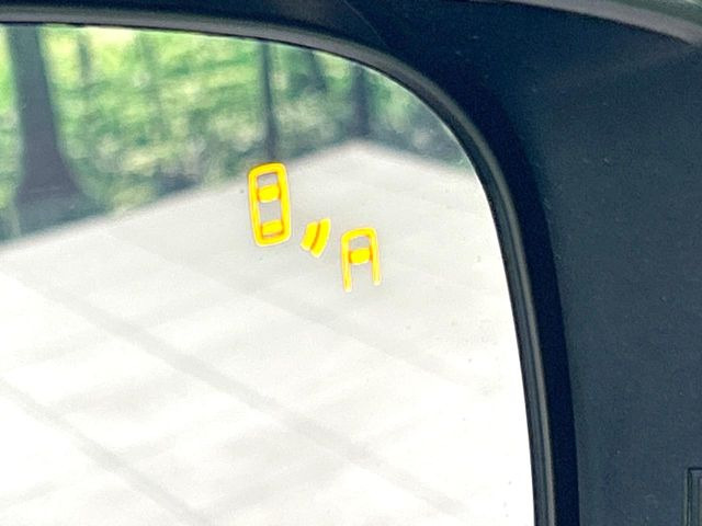 【リヤビークルディティクション】走行中、ドアミラーの死角になりやすい箇所に後続車が接近するとサイドミラー付近に警告を表示、ドライバーに注意喚起と、万一の際はハンドル操作をアシストをします。