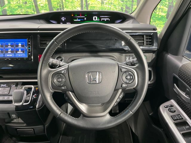 【ステアリングスイッチ】運転中、前方から目線をそらすことなく、オーディオ等の操作が可能な便利機能!安心&快適なドライブを演出してくれます♪