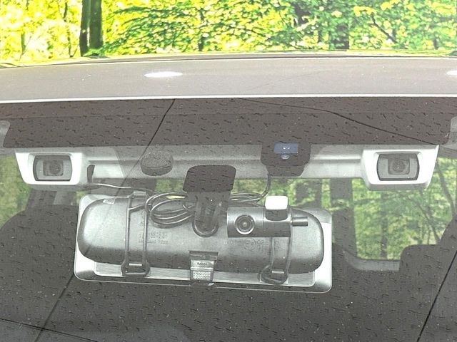 【アイサイトVer3】前方の車両等を検知し、衝突しそうな時は警報で注意を促し、ブレーキを踏む力をサポート。ブレーキを踏めなかった場合は衝突被害軽減ブレーキが作動、衝突回避をサポートします。