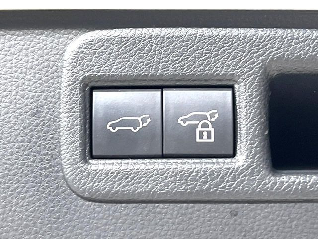【パワーバックドア】スマートキーや運転席のボタンを押すだけでリアゲートが自動で開閉します!荷物を持っている時や、高い位置にあるバックドアを閉める際に便利な機能です♪
