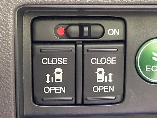【両側パワースライドドア】スマートキーや運転席のスイッチで後席両側スライドドアの開閉が可能♪電動だから力を入れてドアを開ける必要が無く、小さなお子様でも簡単に開け閉めでき快適です♪