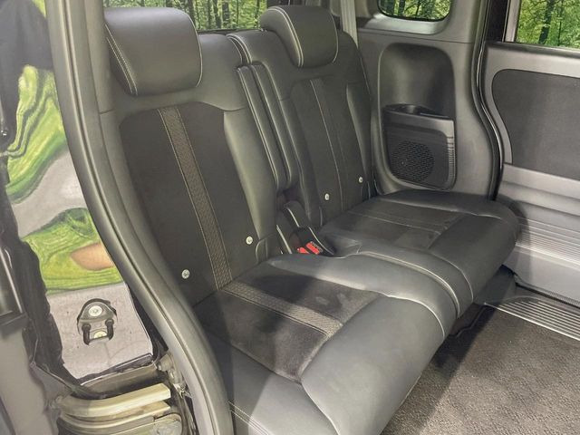 後部座席も気になるようなキズ・汚れやへたり等、大きなダメージはなく、良好な状態です。