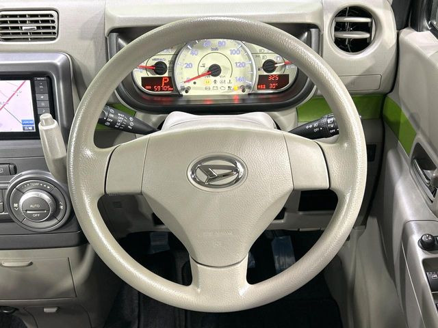�C���e���A�ɍ��킹���f�U�C���̃X�e�A�����O�́A�^�]�������̂��Ƃ��l���A�^�]���₷���`��A�傫���ł��B�����x�A���ۂɐG���Ă��m���߂��������B