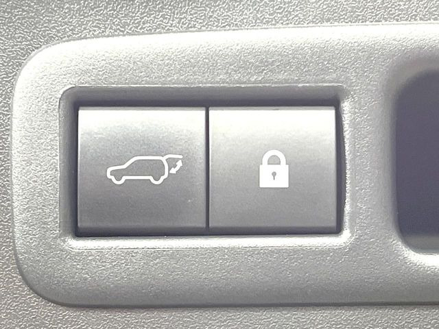 【パワーバックドア】スマートキーや運転席のボタンを押すだけでリアゲートが自動で開閉します!荷物を持っている時や、高い位置にあるバックドアを閉める際に便利な機能です♪