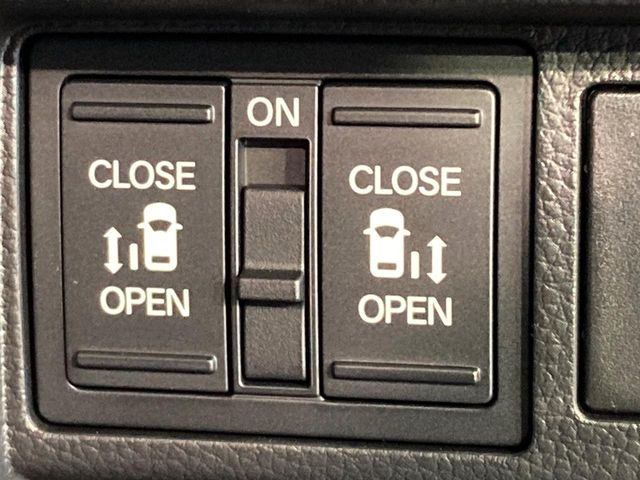 【両側パワースライドドア】スマートキーや運転席のスイッチで後席両側スライドドアの開閉が可能♪電動だから力を入れてドアを開ける必要が無く、小さなお子様でも簡単に開け閉めでき快適です♪