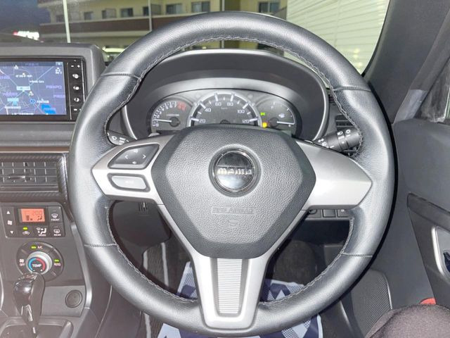 �C���e���A�ɍ��킹���f�U�C���̃X�e�A�����O�́A�^�]�������̂��Ƃ��l���A�^�]���₷���`��A�傫���ł��B�����x�A���ۂɐG���Ă��m���߂��������B