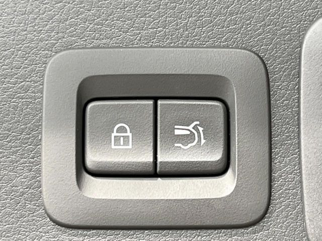 【パワーバックドア】スマートキーや運転席のボタンを押すだけでリアゲートが自動で開閉します!荷物を持っている時や、高い位置にあるバックドアを閉める際に便利な機能です♪