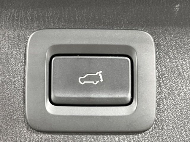 【パワーバックドア】スマートキーや運転席のボタンを押すだけでリアゲートが自動で開閉します!荷物を持っている時や、高い位置にあるバックドアを閉める際に便利な機能です♪