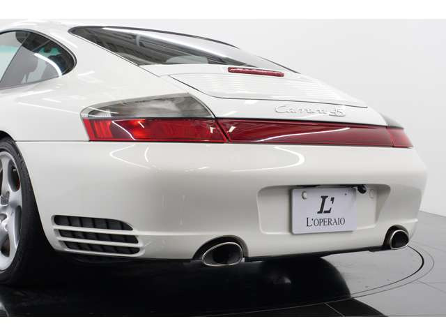 996カレラ4Sはフルタイム4WDとワイドボディ、スポーツシャシーを組み合わせた安定感のある1台となっております。リアアングルが魅力的です。