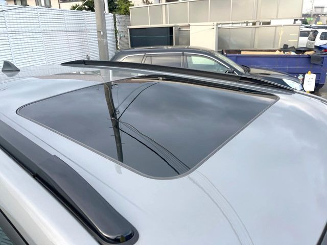 【サンルーフ】開放感たっぷりの希少装備、サンルーフが装着されています!車内に明かりを取り入れたり景色を楽しむ以外にも、車内の空気も簡単に換気できて快適です!