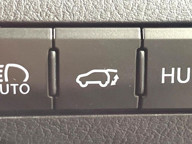 【パワーバックドア】スマートキーや運転席のボタンを押すだけでリアゲートが自動で開閉します!荷物を持っている時や、高い位置にあるバックドアを閉める際に便利な機能です♪