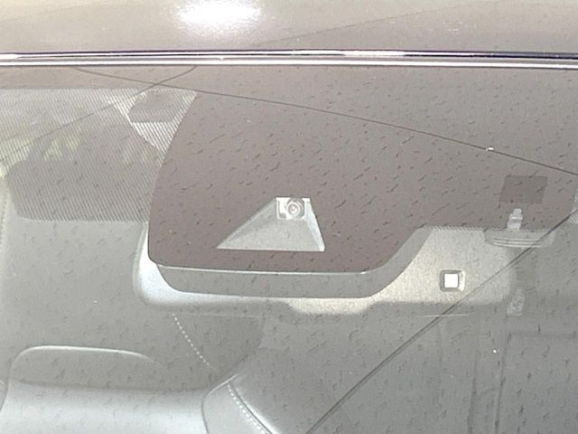 【トヨタセーフティセンス】走行中に前方の車両等を認識し、衝突しそうな時は警報とブレーキで衝突回避と被害軽減をアシスト。より安全にドライブをお楽しみいただけます。