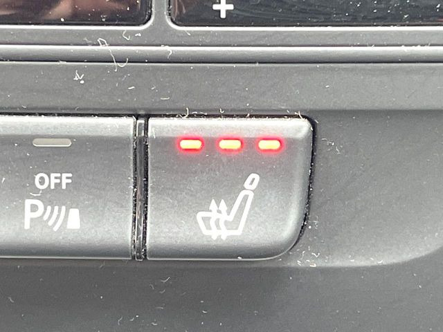 ●フロントシートヒーティング:運転席・助手席共に三段階で調節が可能なシートヒーターを装備しております。季節を問わず快適にご使用いただけます。