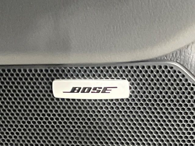 【BOSEサウンドシステム】メーカーオプションの高品位サウンドシステムを搭載。専用のチューニングが施された大小様々なスピーカーから良質なサウンドが奏でられ、臨場感あふれる音響空間を演出します。