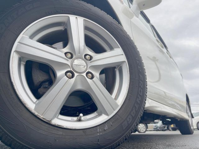 �y�A���~�z�C�[���z�O�ςɃ}�b�`�����A���~�z�C�[���𑕒����Ă���܂��B�e��A���~�z�C�[����A�X�^�b�h���X�^�C�����戵�����Ă���܂��B���񂲑��k����������