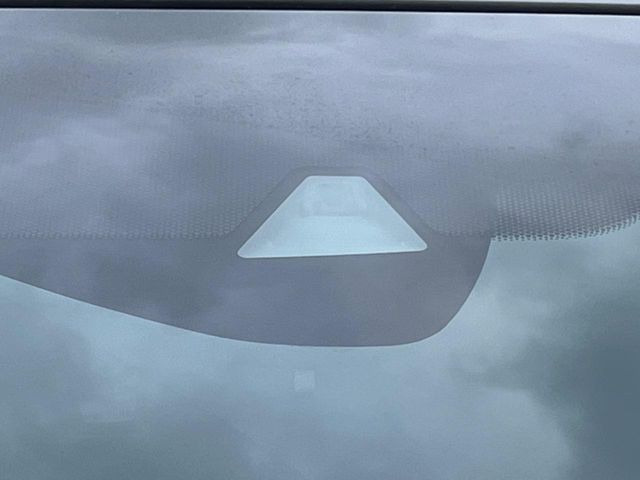 【ホンダセンシング】走行中に前方の車両等を認識し、衝突しそうな時は警報とブレーキで衝突回避と被害軽減をアシスト。より安全にドライブをお楽しみいただけます。