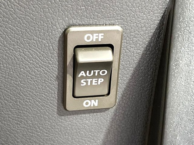 【電動サイドステップ】車高の高いお車でも、これがあれば小さいお子様の乗り降りも楽々♪スライドドアと連動して作動する為、煩わしい操作は不要です!