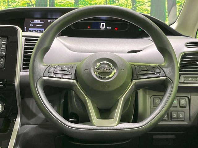 インテリアに合わせたデザインのステアリングは、運転される方のことも考え、運転しやすい形状、大きさです。是非一度、実際に触ってお確かめください。