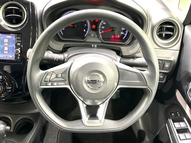 �C���e���A�ɍ��킹���f�U�C���̃X�e�A�����O�́A�^�]�������̂��Ƃ��l���A�^�]���₷���`��A�傫���ł��B�����x�A���ۂɐG���Ă��m���߂��������B