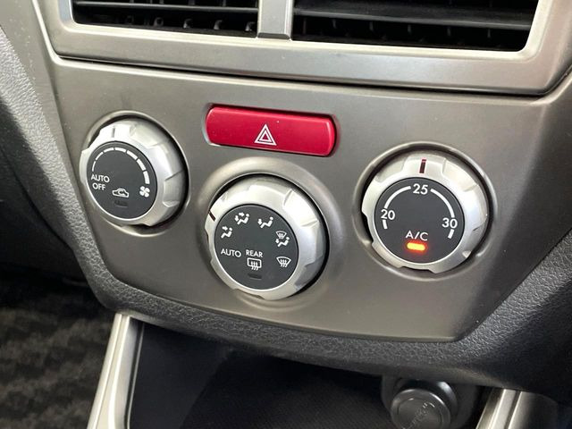 【オートエアコン】一度お好みの温度に設定すれば、車内の温度を検知し風量や温度を自動で調整。暑い&hellip;寒い&hellip;と何度もスイッチ操作をする必要はありません。快適な車内空間には必須の機能ですね♪