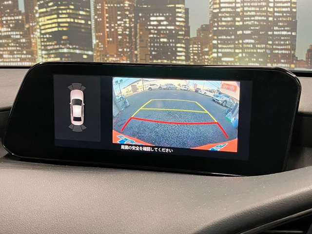 【バックカメラ】運転席から画面上で安全確認ができます。駐車が苦手な方にもオススメな便利機能です。