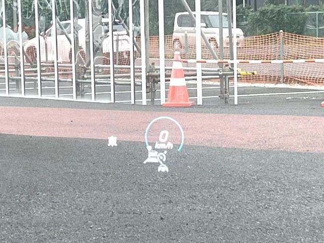 ●ヘッドアップディスプレイ:現在の速度や走行情報をデジタル表示で運転席前方のガラスに投影!運転中、視線をずらさず必要な情報を確認できるのでとっても便利で安心!