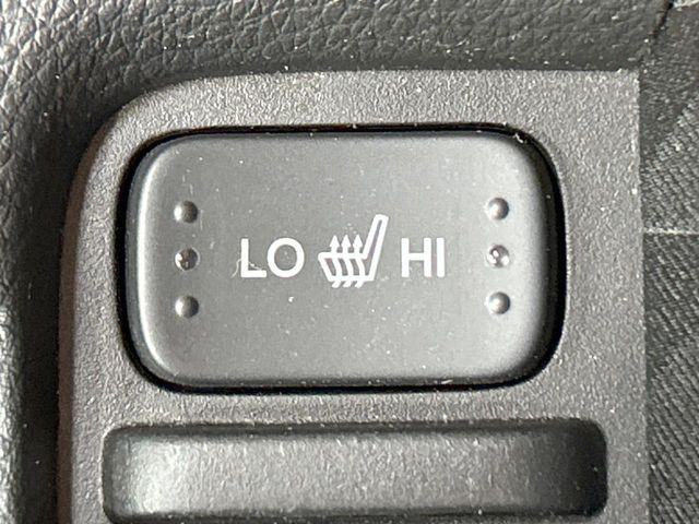 【シートヒーター】寒い日に重宝するシートヒーター!エアコンより早く温まってくれるので寒がりの人も安心ですね♪エアコンの温風は乾燥するから苦手、という方にもをおすすめです。
