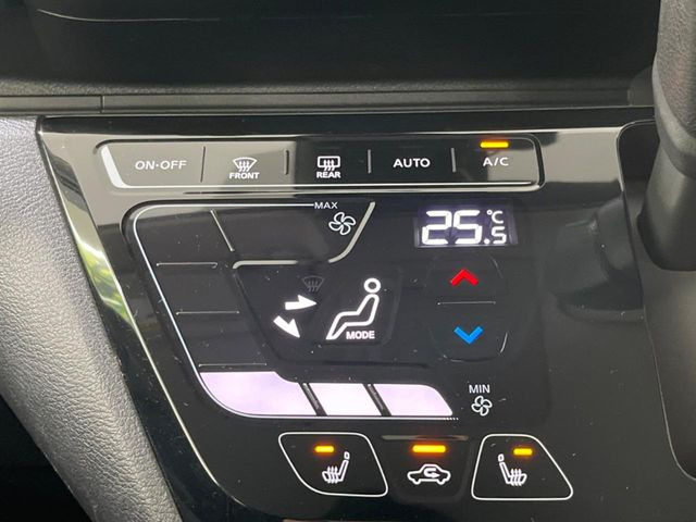 【オートエアコン】一度お好みの温度に設定すれば、車内の温度を検知し風量や温度を自動で調整。暑い&hellip;寒い&hellip;と何度もスイッチ操作をする必要はありません。快適な車内空間には必須の機能ですね♪