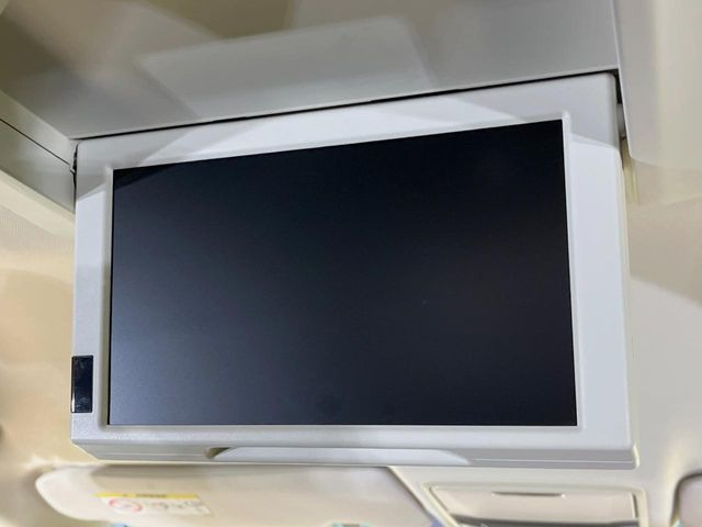 【フリップダウンモニター】大画面モニターで後席でもエンタメをお楽しみいただけます。小さなお子様にも大人気の装備です♪