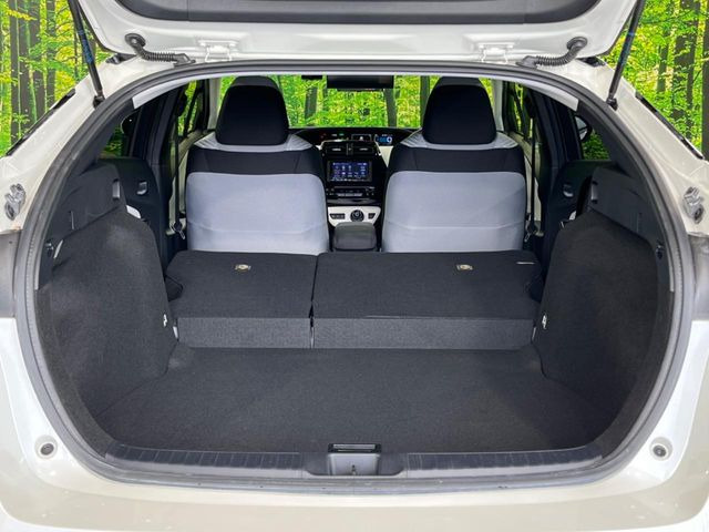 後席を格納すると、これだけの広さが!シーンに合わせたシートアレンジで、大きな荷物も積むことが出来ます♪