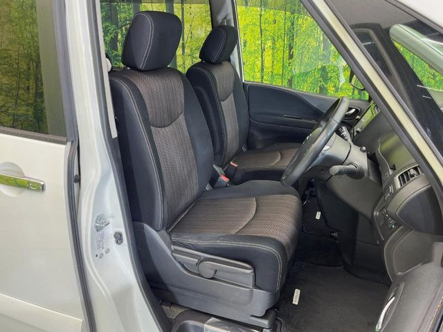 運転席シート廻りは使用感も少なく、良好な状態となっています。丁寧に使われていたことがよくわかりますね。