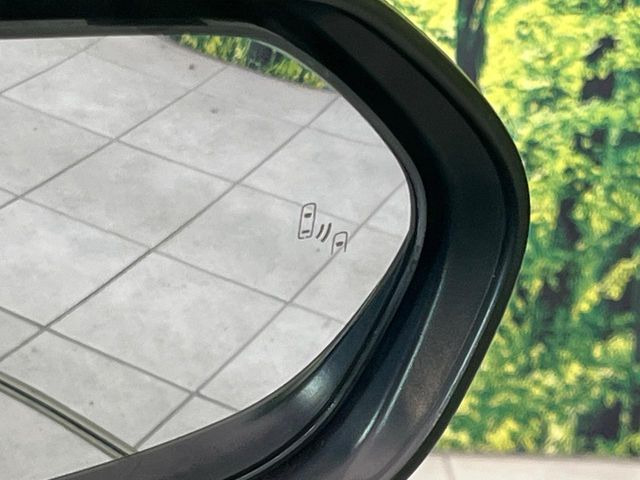 【ブラインドスポットモニター】走行中、ドアミラーの死角になりやすい箇所に後続車が接近するとサイドミラーのレンズに警告を表示!ドライバーに注意喚起をしてくれます。