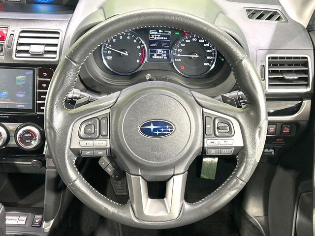 【全車速追従機能付クルーズコントロール】高速道路での長距離走行が楽に!!自動で速度を保つクルーズコントロールが、衝突軽減システムと連携し、前方の車両を感知して車間を保つように速度調節してくれます!!