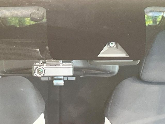 【インテリジェントエマージェンシーブレーキ】フロントカメラで前方の車両や歩行者を検知。衝突しそうな時は衝突被害軽減ブレーキが作動、衝突回避をサポート。より安全にドライブをお楽しみいただけます。