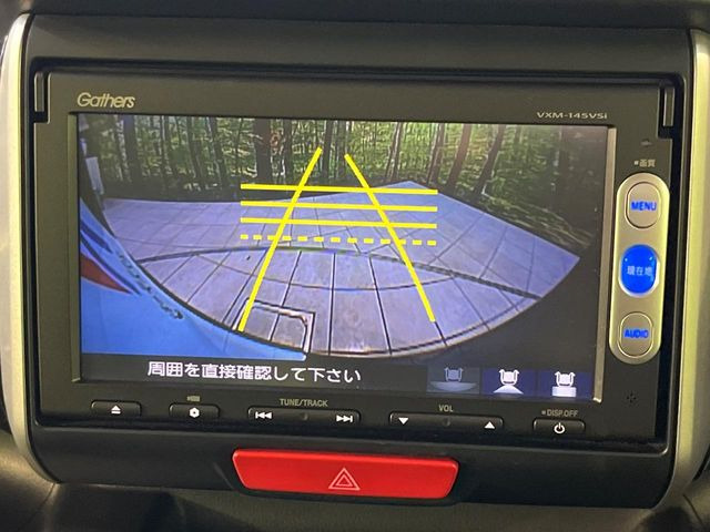 【バックカメラ】駐車時に後方がリアルタイム映像で確認できます。大型商業施設や立体駐車場での駐車時や、夜間のバック時に大活躍!運転スキルに関わらず、今や必須となった装備のひとつです!