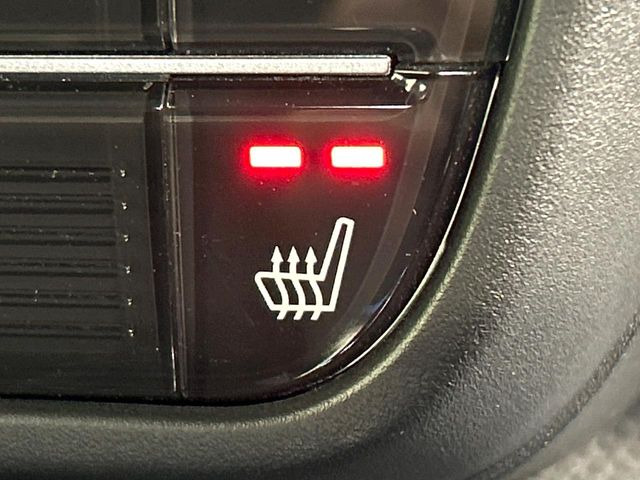 【シートヒーター】寒い日に重宝するシートヒーター!エアコンより早く温まってくれるので寒がりの人も安心ですね♪エアコンの温風は乾燥するから苦手、という方にもをおすすめです。