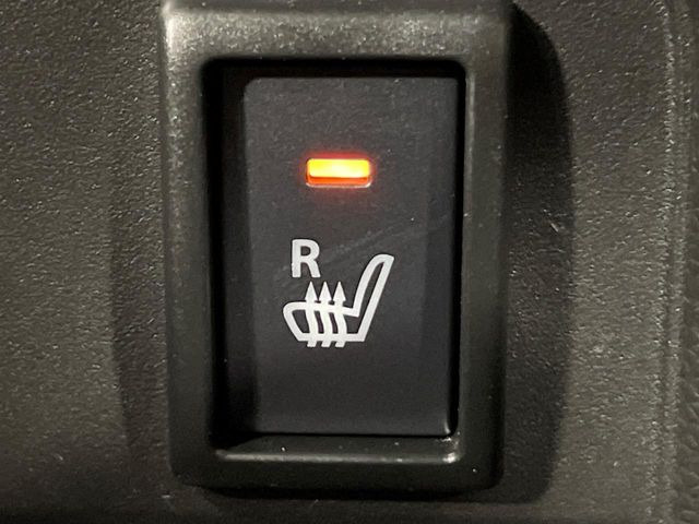 【シートヒーター】寒い日に重宝するシートヒーター!エアコンより早く温まってくれるので寒がりの人も安心ですね♪エアコンの温風は乾燥するから苦手、という方にもをおすすめです。