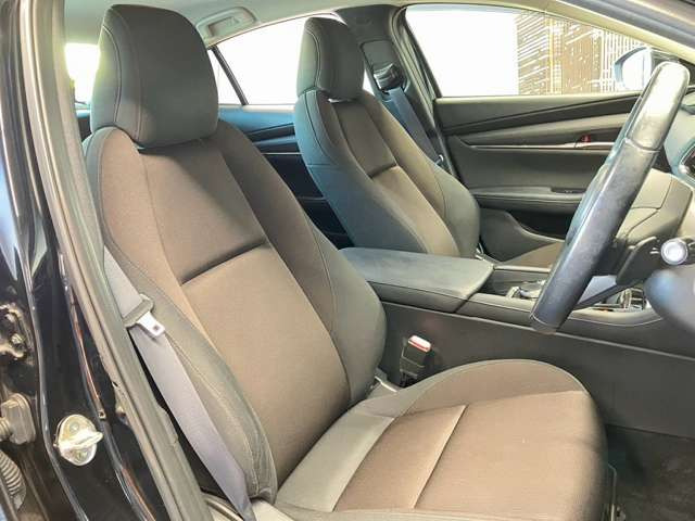 運転席も広々としており運転しやすい環境を実現しています☆室内クリーニングも実施済みです。