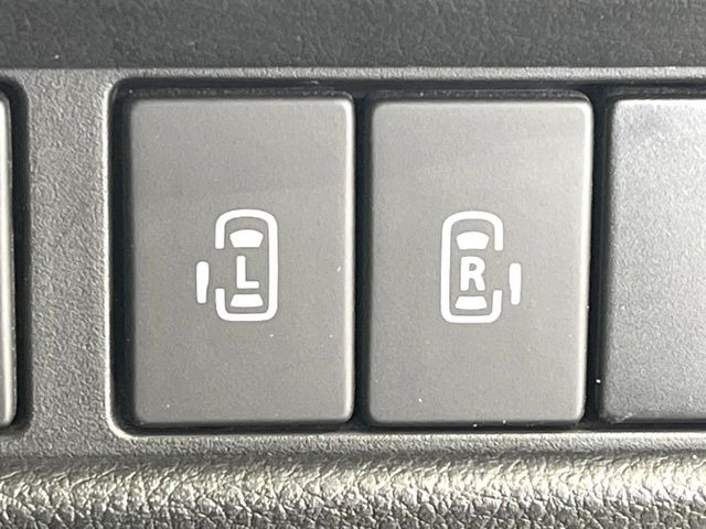【両側パワースライドドア】スマートキーや運転席のスイッチで後席両側スライドドアの開閉が可能♪電動だから力を入れてドアを開ける必要が無く、小さなお子様でも簡単に開け閉めでき快適です♪
