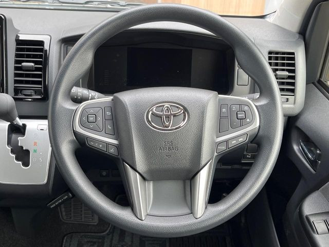 インテリアに合わせたデザインのステアリングは、運転される方のことも考え、運転しやすい形状、大きさです。是非一度、実際に触ってお確かめください。