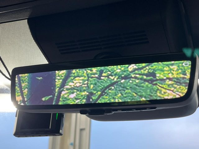 【デジタルインナーミラー】後席の大きな荷物や同乗者で後方が確認しづらい時でも安心!カメラが撮影した車両後方の映像をルームミラー内に表示。クリアな視界で状況の確認が可能です!