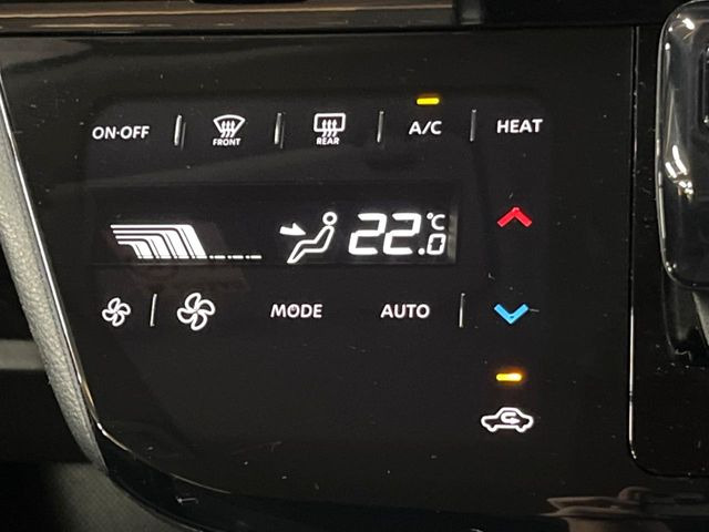 【オートエアコン】一度お好みの温度に設定すれば、車内の温度を検知し風量や温度を自動で調整。暑い&hellip;寒い&hellip;と何度もスイッチ操作をする必要はありません。快適な車内空間には必須の機能ですね♪