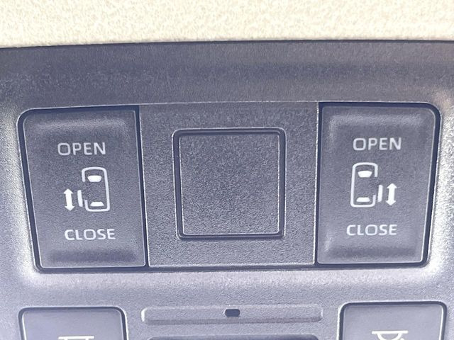【両側パワースライドドア】スマートキーや運転席のスイッチで後席両側スライドドアの開閉が可能♪電動だから力を入れてドアを開ける必要が無く、小さなお子様でも簡単に開け閉めでき快適です♪