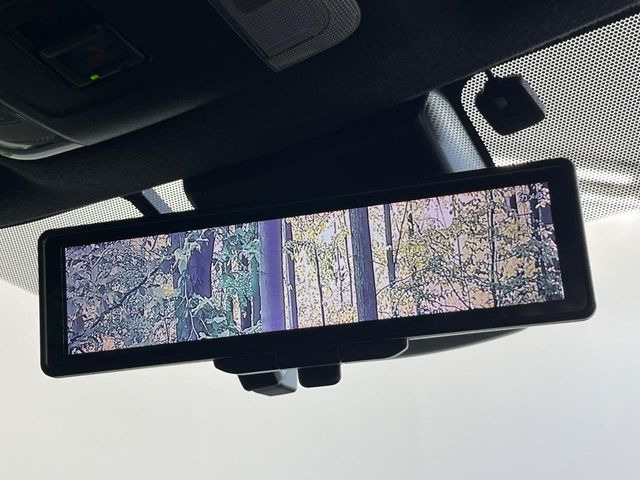 【デジタルインナーミラー】後席の大きな荷物や同乗者で後方が確認しづらい時でも安心!カメラが撮影した車両後方の映像をルームミラー内に表示。クリアな視界で状況の確認が可能です!